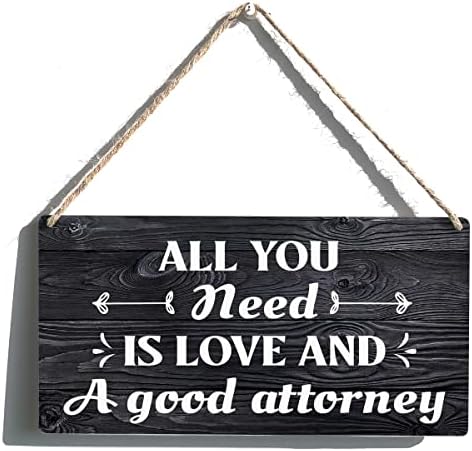 Bom advogado assinar presente de presente, tudo o que você precisa é de amor e um bom advogado de madeira pendurada